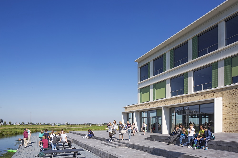 03 melanchton berkroden berkel en rodenrijs school spring architecten exterieur leerlingen en water bewerkt
