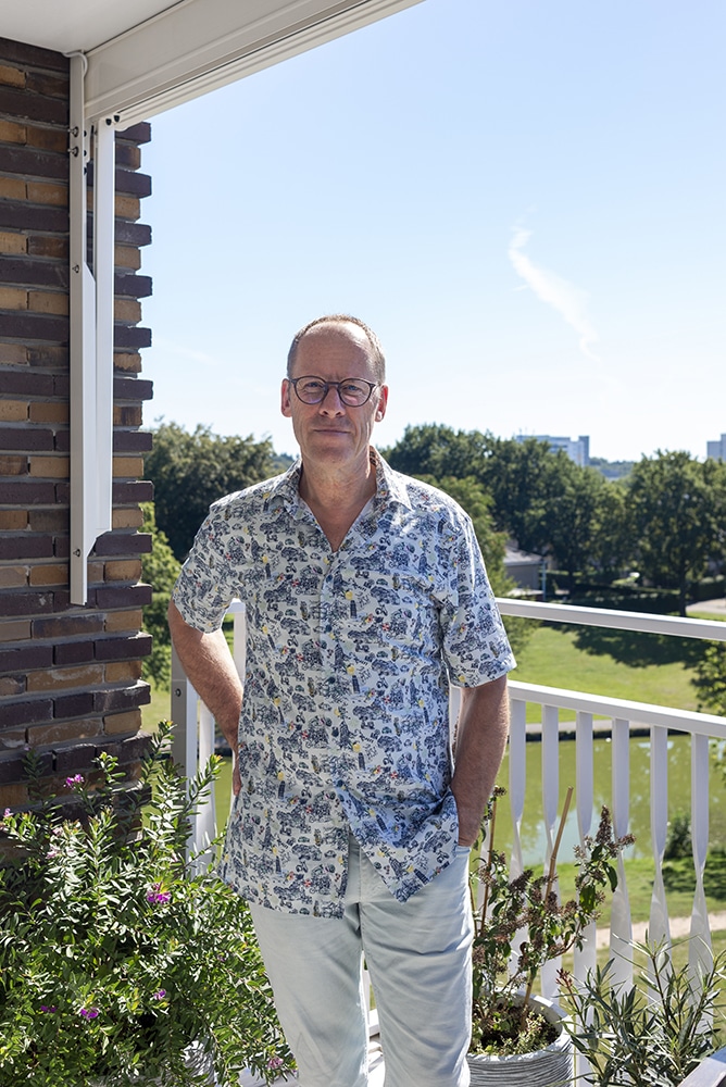 03 vijverberg zuid gageldonk 2 bergen op zoom woningen spring architecten exterieur man op balkon bewerkt