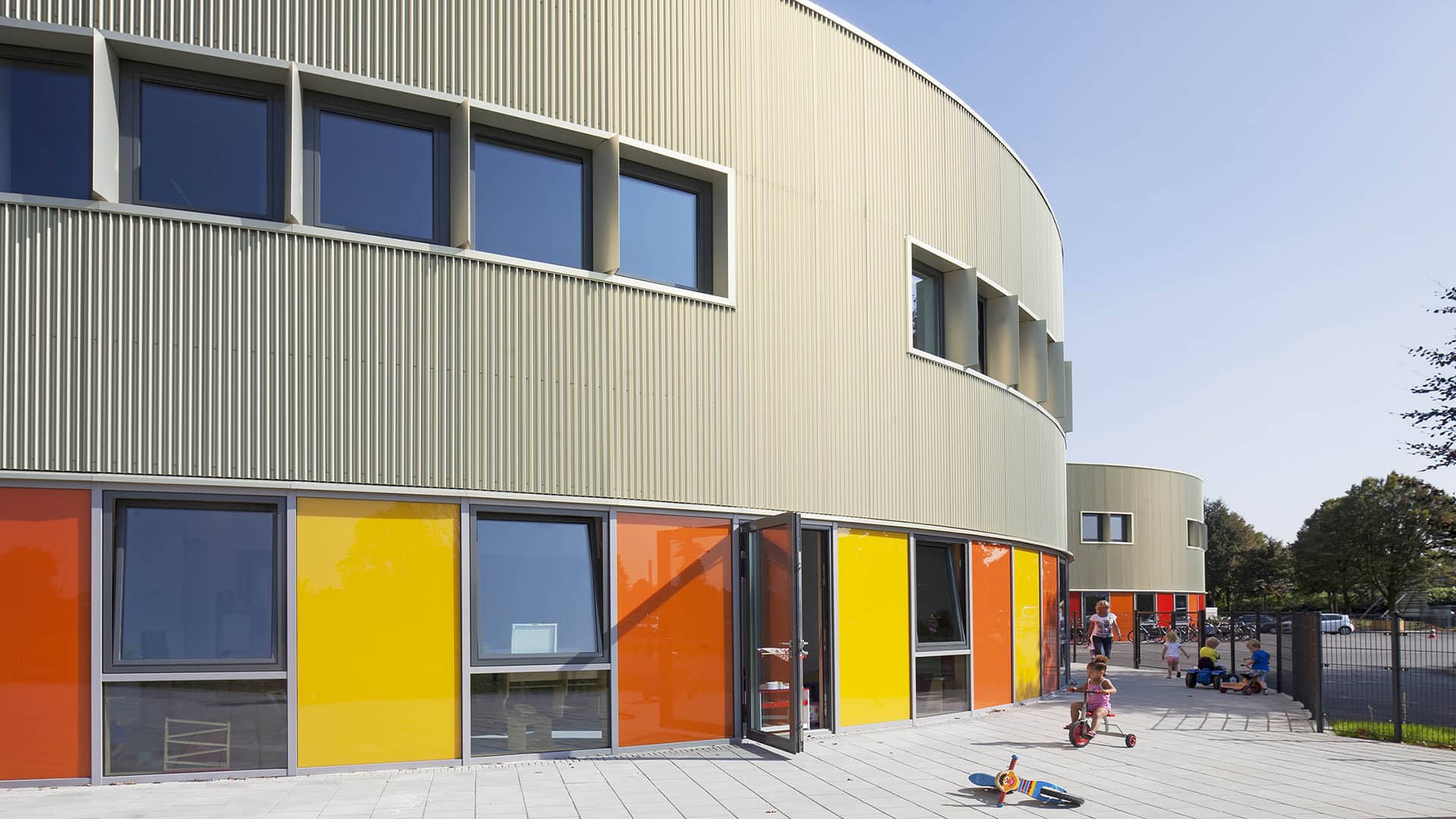 16 IKC t berflo hengelo passiefschool spring architecten exterieur gevel en schoolplein